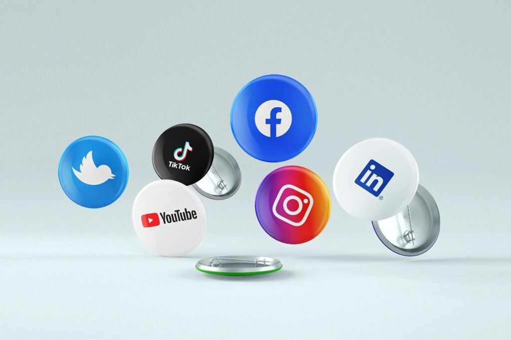Persone che usano i social media su smartphone